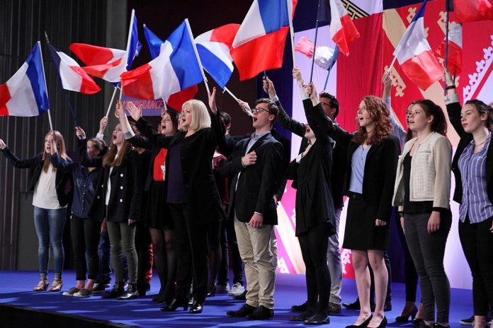 Politiker und Wahlhelfer schwingen auf einer Bühne die französische Flagge. Eine Szene aus dem Film „Das ist unser Land“, präsentiert zur Europawoche.