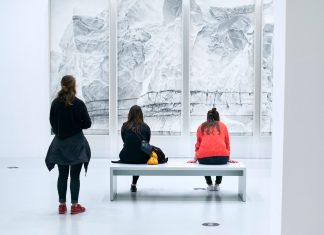 Lange Nacht der Museen: So findet ihr euch zurecht Drei Besucher betrachten ein Bild in den Deichtorhallen