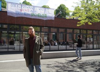 Fridays for Future: “Es ist absurd, dass Studierende nach Ausreden suchen” Laurenz Rau vor dem Banner auf dem HAW Campus Finkenau