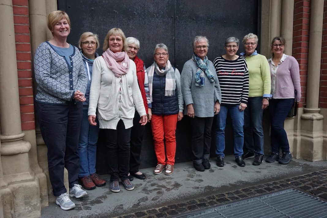 Frauengruppe steht vor dem Hamburger Mariendom. Dort soll eine Aktion zu Maria 2.0 stattfinden.