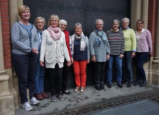 Protestbewegung “Maria 2.0”: “Wir wollen, dass der Domplatz voll wird” Frauengruppe steht vor dem Hamburger Mariendom. Dort soll eine Aktion zu Maria 2.0 stattfinden.