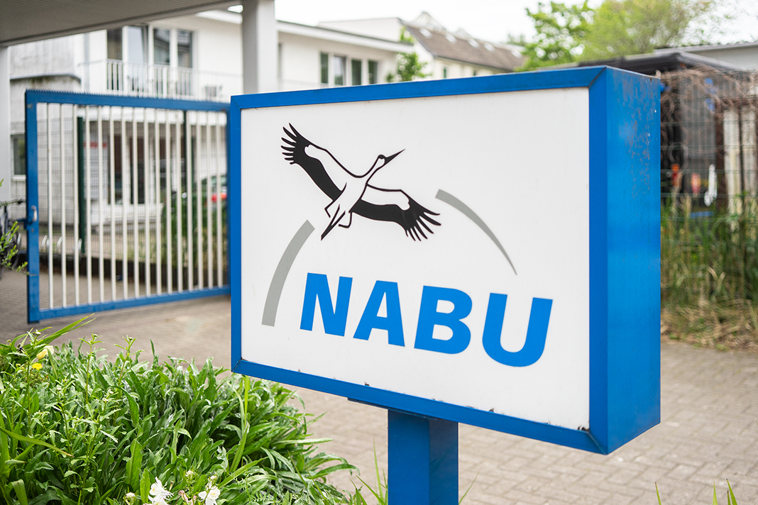 Ein Schild mit der Aufschrift "NABU" vor der Geschäftsstelle des Naturschutzbundes Hamburg (NABU)