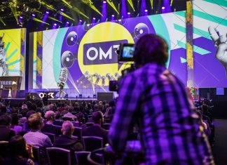 Online Marketing Rockstars 2019 – So nutzt du dein Expo-Ticket Publikum vor der Bühne der OMRs, ein Besucher fotografiert mit seinem Handy