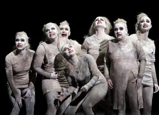 Theaterfestival startet früher als sonst Sieben Schauspielerinnen in "Die Orestie"