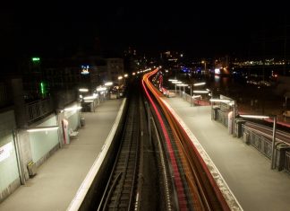U3-Sperrung: Kein Ersatzverkehr. Das sind eure Alternativen Der Abschnitt zwischen Landungsbrücken und Baumwall bei Nacht.