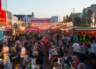 Ohne Bollerwagen: 7 Alternativen für den Vatertag Auf dem Spielbudenplatz stehen Essens- und Getränkestände sowie Bierzeltgarnituren. Viele Menschen sind unterwegs.