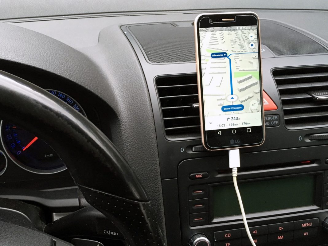 Smartphone im Auto mit geöffneter Nunav Navigationsapp