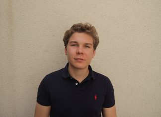 Jusos: “Wir haben wenige Antworten auf die Fragen junger Menschen geliefert” Alexander Mohrenberg, der Landesvorsitzende der Jusos Hamburg, steht vor einer Wand.