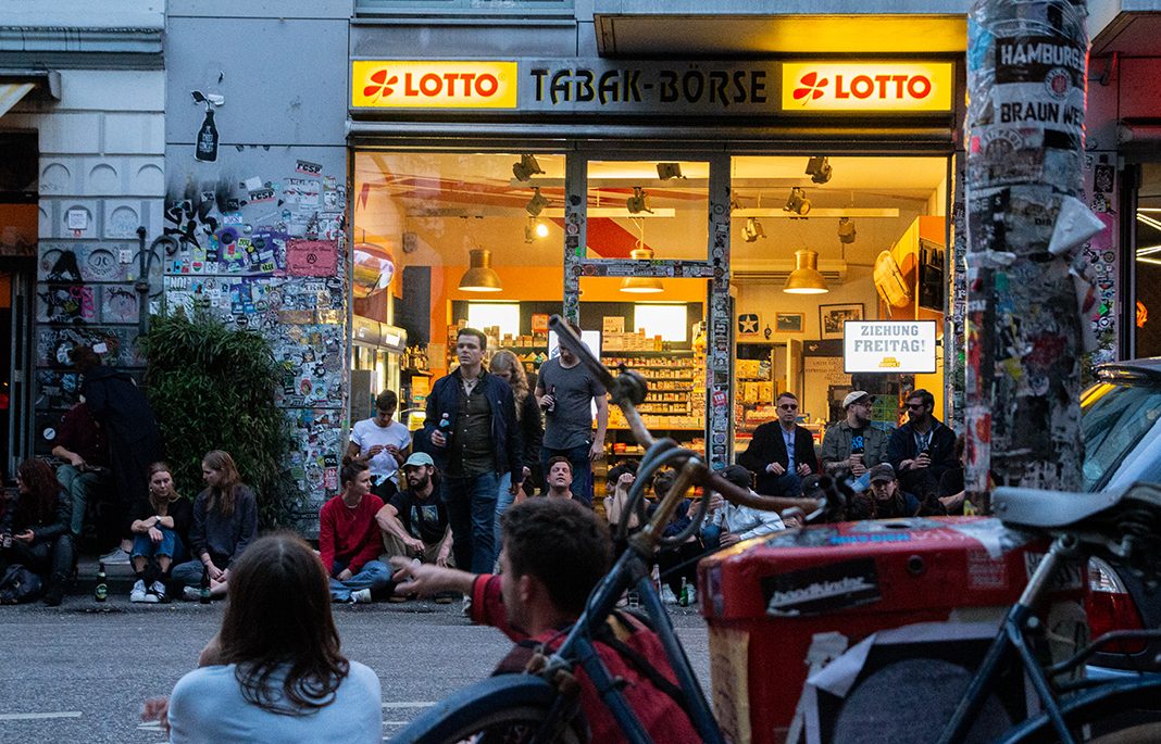 Cornernde Menschen an der Tabakbörse zwischen St. Pauli und Schanze. Foto: Max Nölke