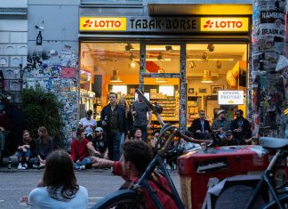 Cornern: Gastronomen hassen diesen Trick Cornernde Menschen an der Tabakbörse zwischen St. Pauli und Schanze. Foto: Max Nölke