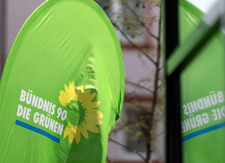Bezirk Mitte: Extremismus-Vorwürfe bei den Grünen Grünen-Aufsteller-vor-Fenster