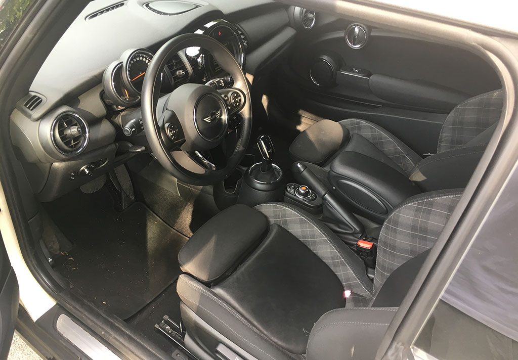 DriveNow MINI Cooper Innenraum von der Fahrerseite aus betrachtet