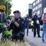 Fridays-For-Future-Aachen-Kletterkind-mit-Polizist-nik