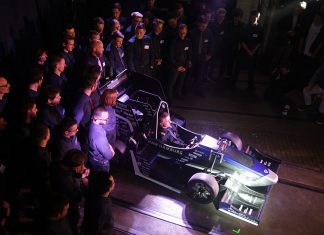 Studierende bauen eigenen Rennwagen Das HAWKS Racing Team mit dem neuen Rennwagen.