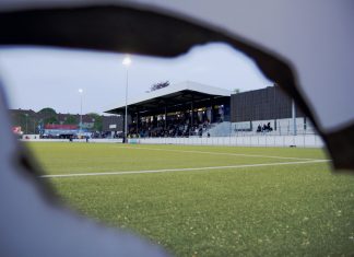 Platzmangel: Sportplätze sollen auf Hamburgs Dächer Blick auf die Tribüne des Stadions an der Habichtstraße.