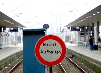 S-Bahn-Salat in den Sommerferien Nicht Aufhalten: Schild am Fernbahnsteig Altona.