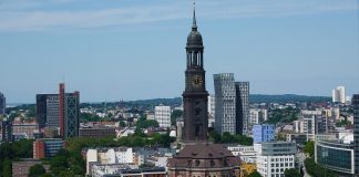Hamburg von oben. Man sieht den Michel und die tanzenden Türme