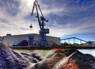 Hamburg macht Schluss mit der Kohle Ein Kohlekran lädt Kohle am Hafen um.