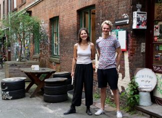 Komm in die Gänge – HAW Studierende bauen ein Museum Lisa und Andreas stehen vor dem Eingang des Vor-Gänge Museums im Gängeviertel.