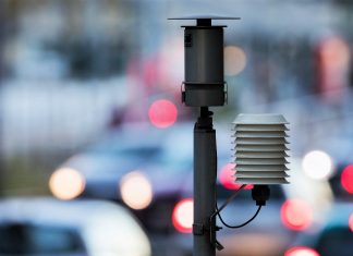 Stickoxide: Wo in Hamburg die Luft am schlechtesten ist Dieselmessstation mit Straßenverkehr im Hintergrund.