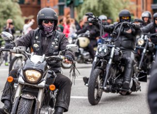 Heute wird’s laut: Harley Days in Hamburg Eine Gruppe schwarzgekleideter Motorradfahrer bei den Hamburger Harley Days.