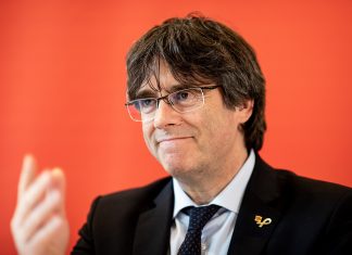Puigdemonts Nachwahlkampf in Hamburg Puigdemont schaut zuversichtlich.