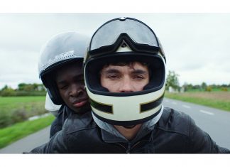 “Roads”: Ein Spielfilm zur Flüchtlingsdebatte Zwei Jugendliche mit Motorradhelm auf dem Motorrad.
