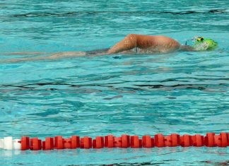Alle Bäder geöffnet: Hamburg startet in die Sommersaison Ein Schwimmer zieht in einem Becken seine Bahnen.