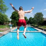 Extrem-Hitze in Hamburg: Hot, hot, hot! Endlich: Die Freibäder öffnen wieder! Ein Junge springt bei sonnigem Wetter im Kaifu-Bad vom Sprungturm.