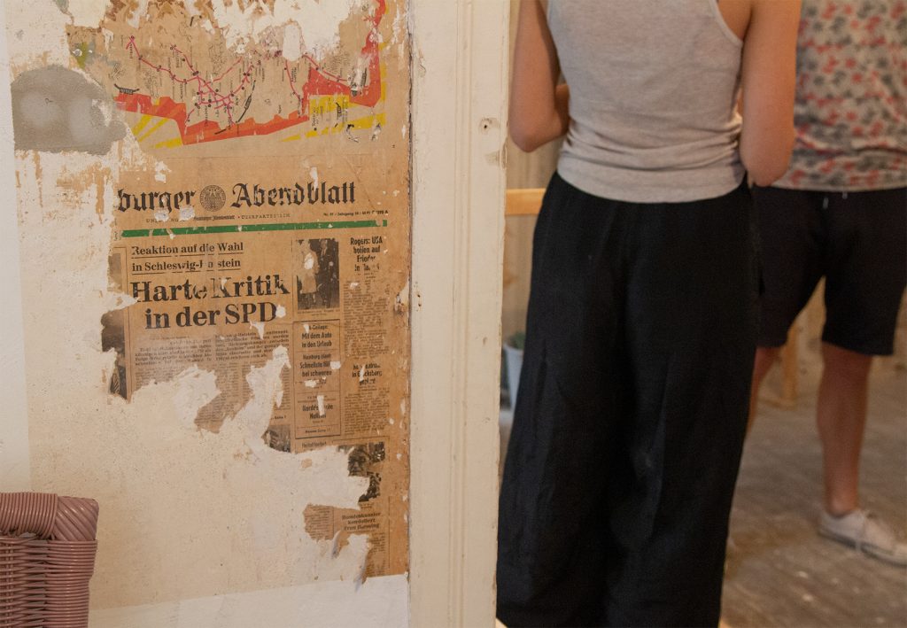 Wand des Museums im Gängeviertel, gekleidet in alte Zeitungen.