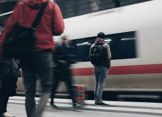 Quer durch Deutschland – was wir im Zug erleben Menschen stehen am Bahnsteig vor einem einfahrenden ICE der Deutschen Bahn.