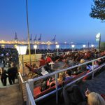 7 Beachclubs in Hamburg Menschen im Beachclum am Hamburger Hafen bei Nacht
