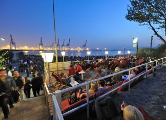 7 Beachclubs in Hamburg Menschen im Beachclum am Hamburger Hafen bei Nacht