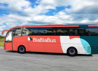 Blablabus startet mit Kampfpreisen – auch ab Hamburg Ein roter Blablabus fährt auf der Straße.