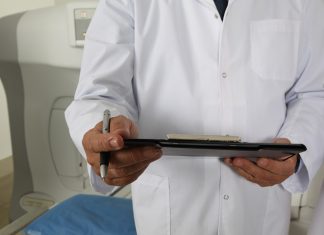 Gesundheitssenatorin will das Gesundheitssystem in Hamburg digitalisieren Ein Arzt mit Klemmbrett.
