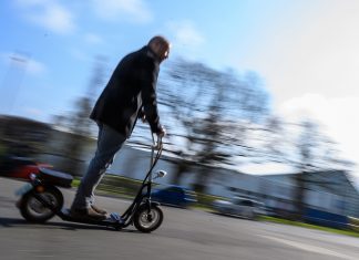 Erste E-Scooter-Anbieter in Hamburg gestartet Mann fährt auf einem E-Scooter.