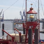 feuerschiff-lampe-leuchtet-hamburger-hafen-jonas-ziock