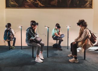 Digital Reality in der Speicherstadt Menschen sitzen auf Stühlen und tragen VR-Brillen.