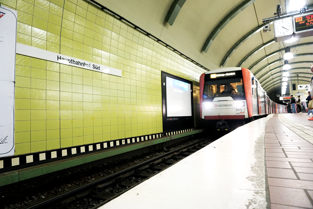 U-Bahn fährt in den Hauptbahnhof ein. Der Nahverkehr in Hamburg soll ausgebaut werden.