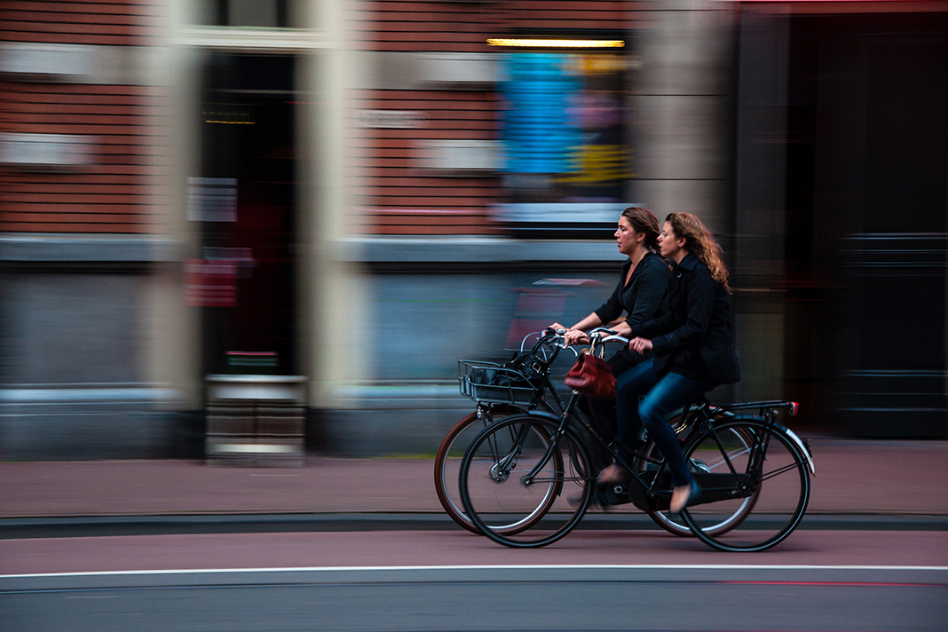 Zwei Frauen fahren nebeneinander Fahrrad.