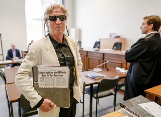 Rentner-Bankräuber: “Ich will die reine Wahrheit” 70-Jähriger mutmaßlicher Serienbankräuber steht im Gericht und hält einen Zeitungsartikel.