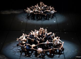 Eine Premiere und Neumeiers Lieblingsstücke Menschen in einer Gruppe auf der Bühne der Hamburger Oper.