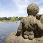 stadtpark-steinfiguren-standup-surfer-im-hintergrund-jonas-ziock