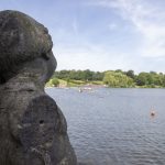 stadtpark-steinfiguren-standup-surfer-im-hintergrund2-jonas-ziock