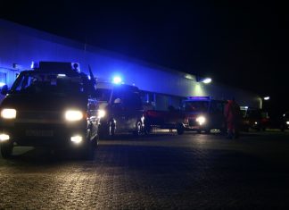 Feuerwehr rettet acht Menschen Vier Feuerwehrautos bei Nacht