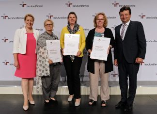 HAW Hamburg erhält Zertifikat für Familienfreundlichkeit Fünf Personen stehen auf einer Bühne. Drei halten ein Zertifikat in den Händen.