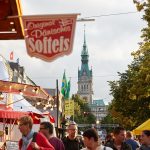 Alstervergnügen abgesagt – kein Ersatz geplant Buden und Menschen entlang der Alster beim Alstervergnügen. Im Hintergrund ist der Turm des Hamburger Rathauses.