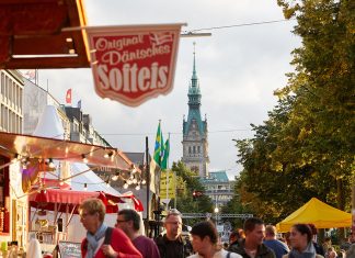Alstervergnügen abgesagt – kein Ersatz geplant Buden und Menschen entlang der Alster beim Alstervergnügen. Im Hintergrund ist der Turm des Hamburger Rathauses.