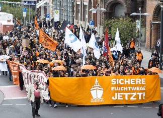 Seebrücke ruft in Hamburg zur Demonstration auf Menschen demonstrieren für sichere Fluchtwege