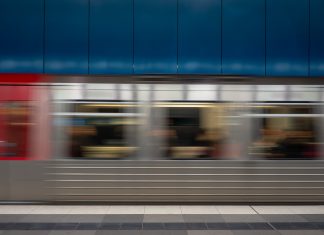 Öffentlicher Nahverkehr: Lost in Transportation Hamburger Bahn fährt in U-Bahn Station ein